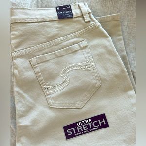 Brand new, never worn, Gloria Vanderbilt beige capris, size 12.